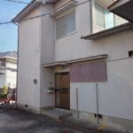 西条西本町戸建貸家 JR西条駅まで徒歩12分。ハローズ東広島店まで徒歩8分。駐車場１台込み。